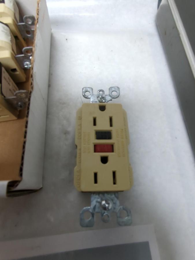 LEVITON,GFCLA-DDFTA,GFC OUTLET 20 AMP 125V 60HZ LOT OF 4 NOS