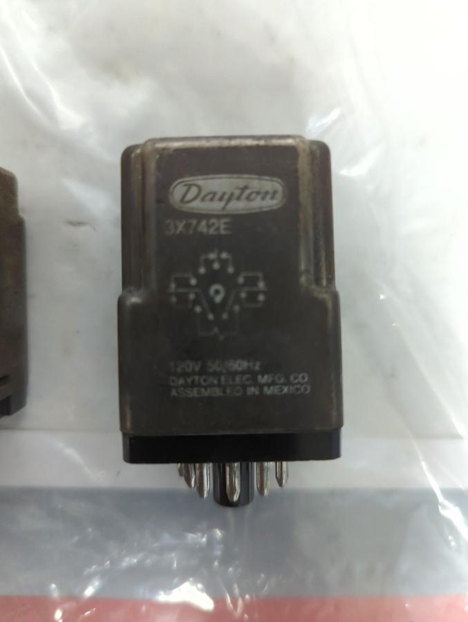 Used DAYTON,3X742E,PLUG IN RELAY 11-PIN 6AMP LOT OF 2 PRE-OWNED