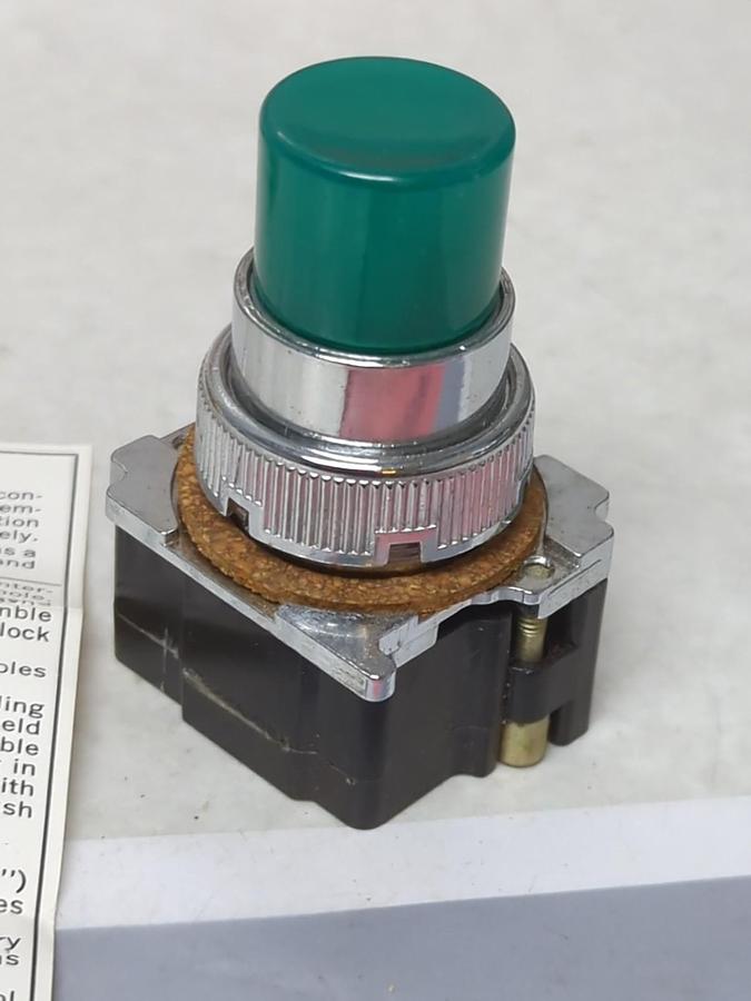 CUTLER-HAMMER,E30EF,COMPACT PUSH BUTTON GREEN NOS