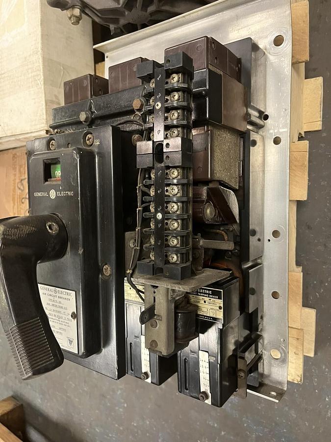 Used General Electric,AK-1-25,3-Pole Air Circuit Breaker 600A 600V