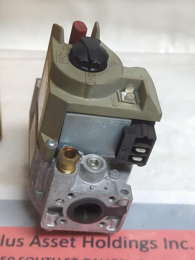 HONEYWELL,VR8200A2009,PILOT GAS VALVE 24V 80HZ 5A NOS