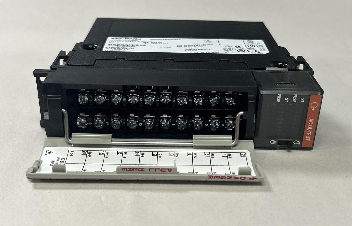 Used ALLEN BRADLEY,1756-OA16,SER A CONTROLLOGIX 16 POINT AC OUTPUT MODULE