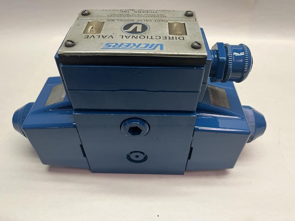 Used VICKERS,DG4S4LW-016C-B-60,DIRECTIONAL PILOT VALVE 110/120V COIL 02-119590