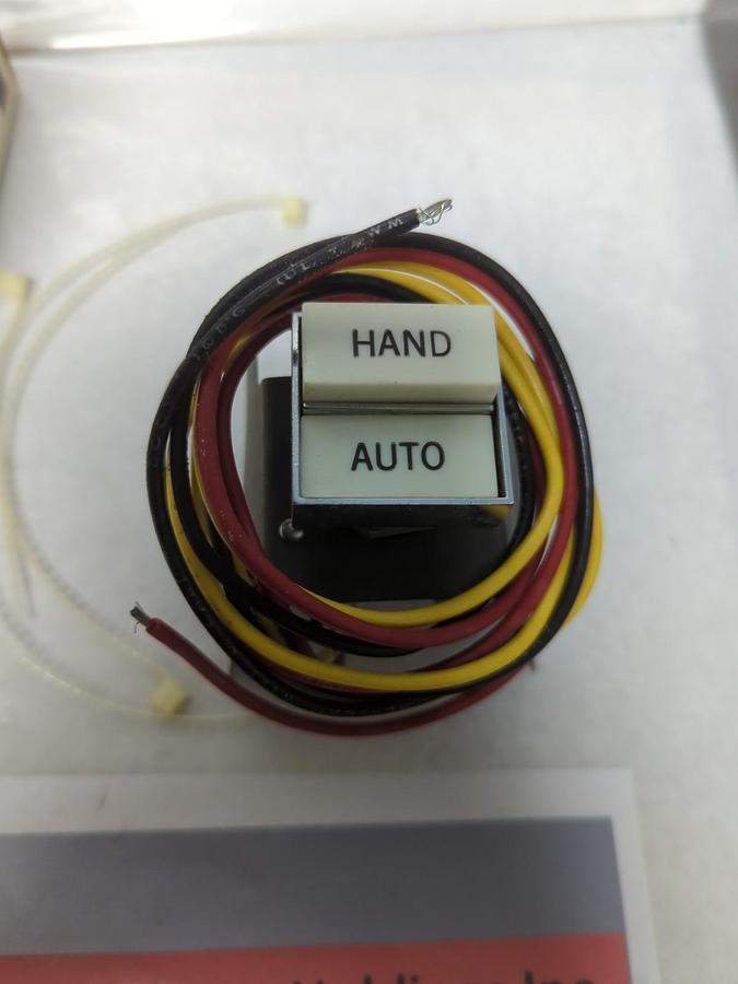 CUTLER-HAMMER,C400LG2,COVER CONTROL KIT COMB.STR. HAND-AUTO-SELECT SWITCH NOS