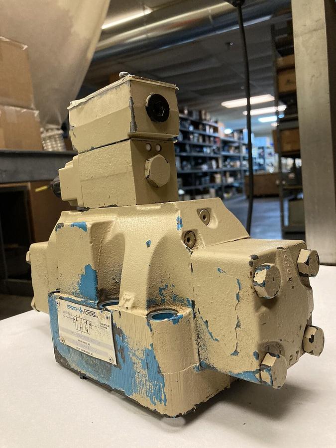 Used Vickers,DG4V-3-2A-M-W-B-40,Control Coil with DG5SH8-9A-E-MWB-50 Control Valve