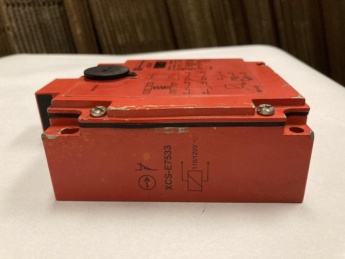 Used Telemecanique,XCS-E7533,Safety Controller Interlock Switch