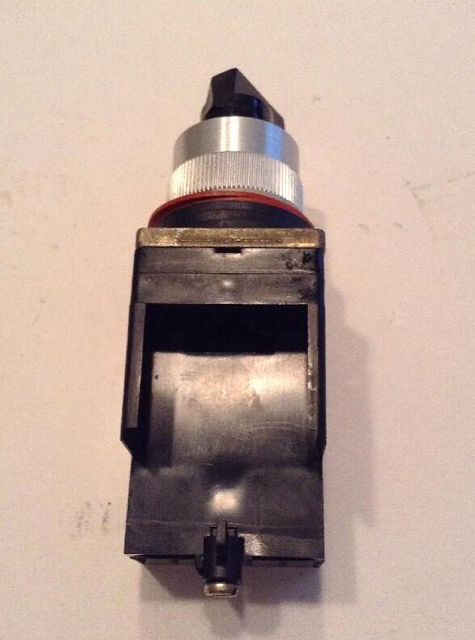 Allen-Bradley,800MR-JH2BLA,3 Position Round Selector Switch Black Knob