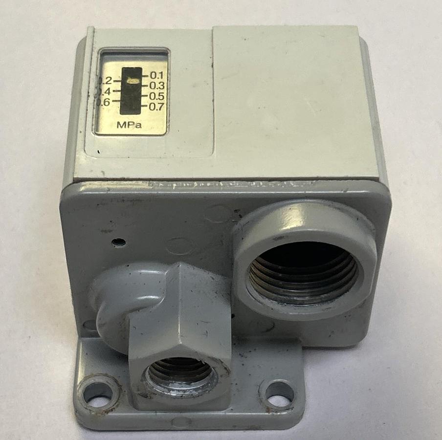 Used SMC,IS3010-02L5,PNEUMATIC PRESSURE SWITCH LOT OF 13