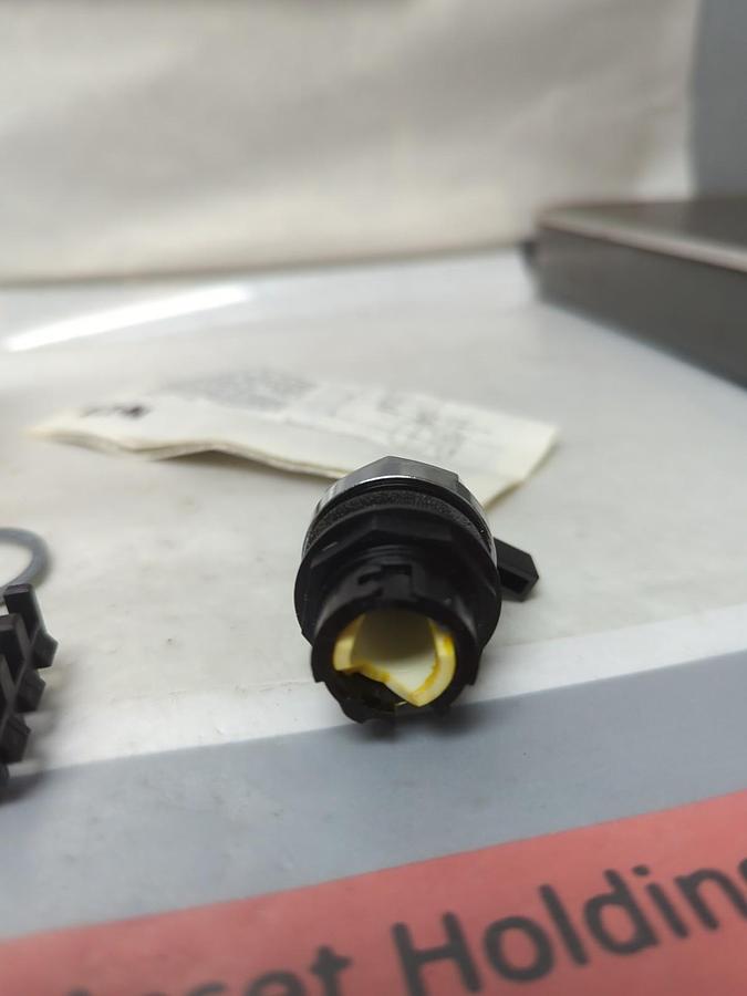 CUTLER-HAMMER,E22V K,LEVER SELECTOR SWITCH 3-POS BLACK NOS