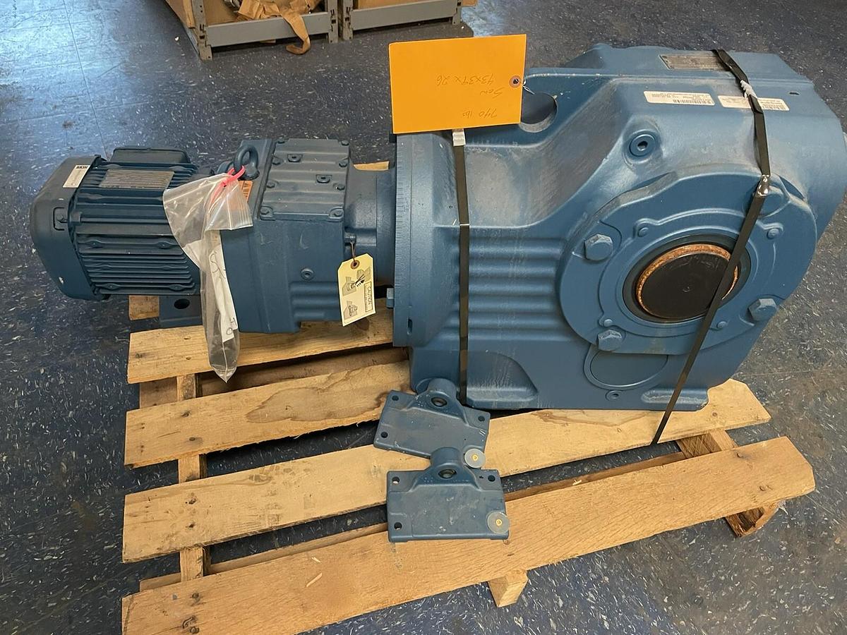 SEW EURODRIVE,KA107-TR77-DRE90M4, GEARMOTOR RATIO 696 1.5 HP 2.5/1740 RPM