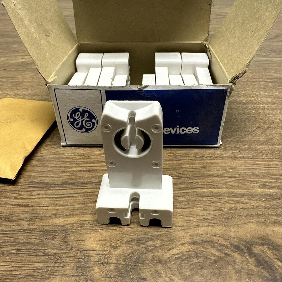GE,318-F,Flourescent Lampholder 660W 600V BOX of 10