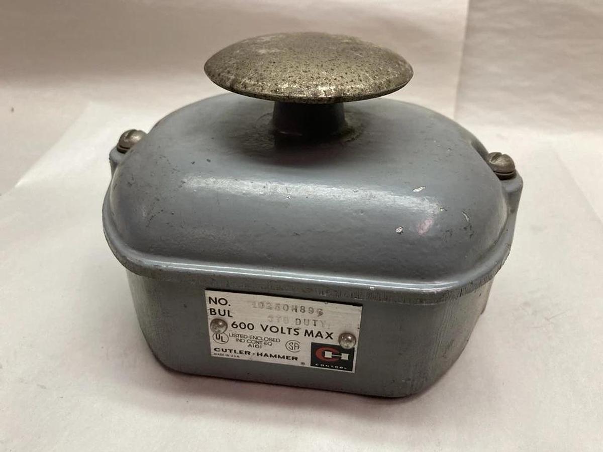 Used Cutler-Hammer,10250H89C,Push-Button Enclosure 600V Max