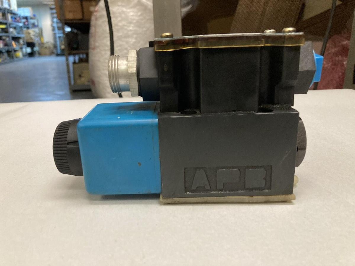 Used Eaton,DG4V-3S-2A-M-FPA5WL-B5-60,Solenoid Operated Directional Valve