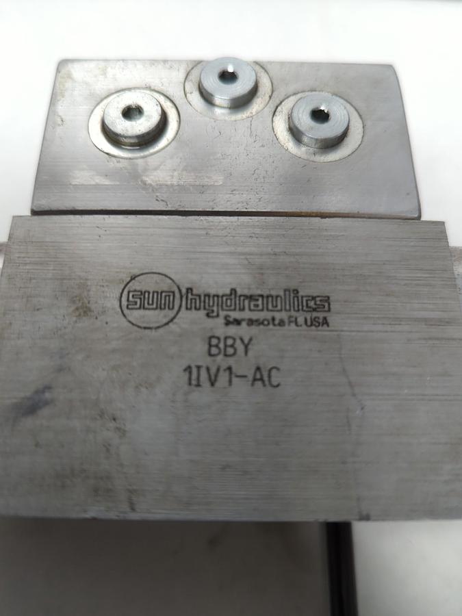 Used SUN HYDRAULICS,BBY,MANIFOLD 1IV1-AC+ WITH CKEB-XCN CARTRIDGE VALVE/BOLT USED