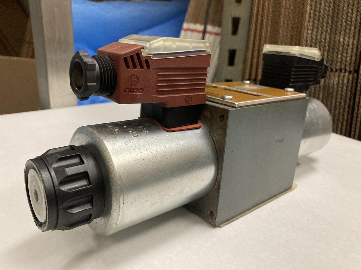 Used Rexroth,5-4WE10E32/CW110RN9Z55/A12V,Hydraulic Valve