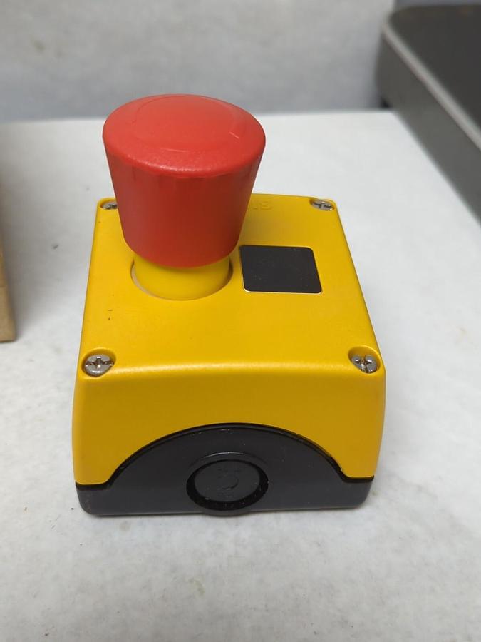 SIEMENS,3SB3 801-00G,EMERGENCY STOP SWITCH NEW