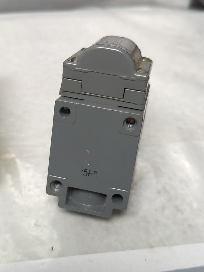 SQUARE D,9007-B52A2,HEAVY DUTY LIMIT SWITCH SERIES B NOS
