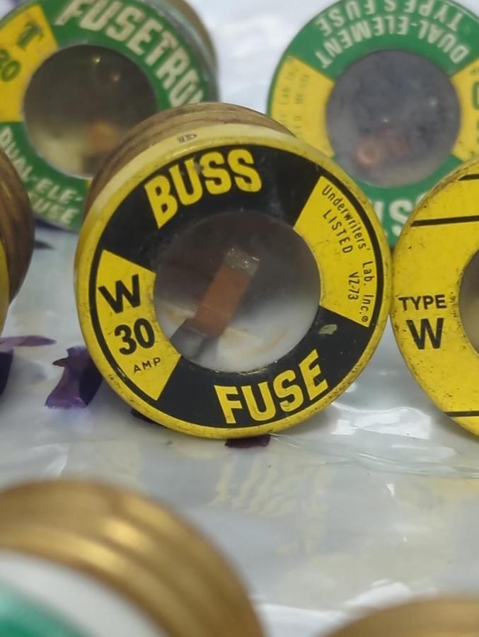 Used BUSSMANN,30 AMP,SCREW IN FUSE 30 AMP LOT OF 25 PRE-OWNED