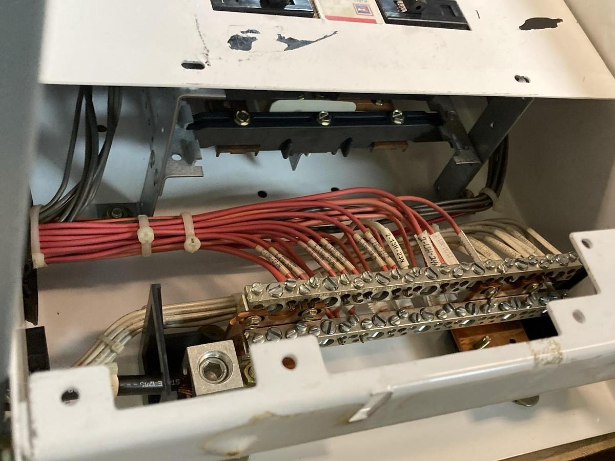 Used Eaton,PNL, Pow-R-Line Panelboard 15A 120v Breakers 480v MCC Bucket