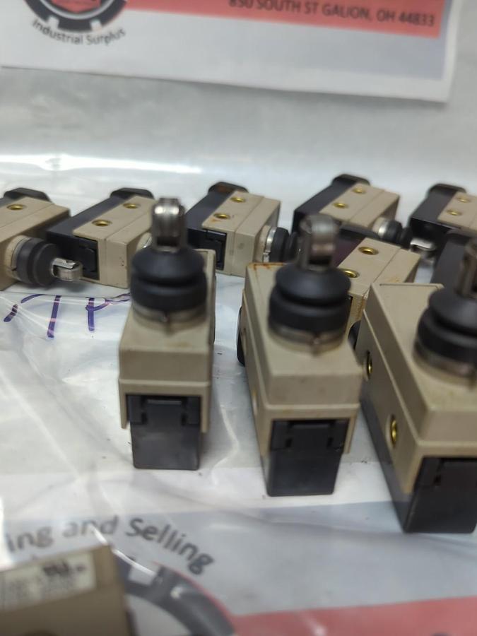 Used OMRON,ZC-N2255,ROLLER LIMIT SWITCH 250VAC 10AMP LOT OF 17 PRE-OWNED