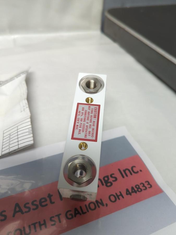 DWYER,VFA-5-SSV,VISA-FLOAT FLOW CONTROL VALVE 2-20 SCFH ACRYLIC BODY SS TRIM NOS