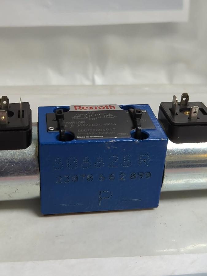 REXROTH,R900561288,SOLENOID VALVE 4WE 6 J62/EG24N9K4 NOS