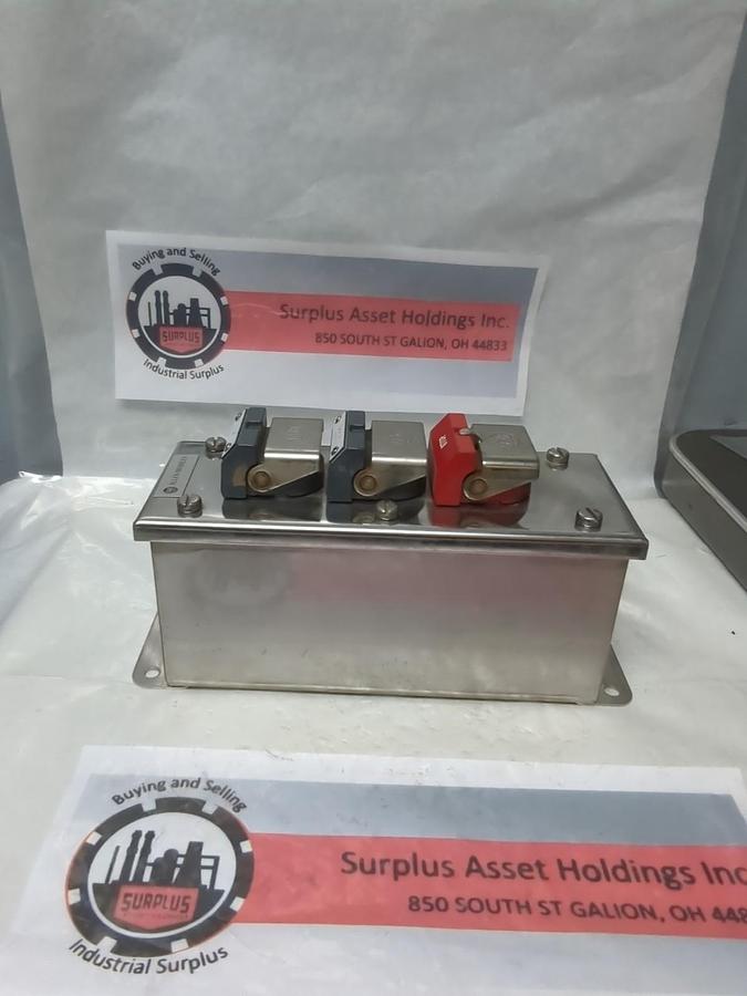 Used ALLEN BRADLEY,800H-3HD4,HEAVY DUTY 3-BUTTON STATION OPEN/CLOSE/STOP PRE-OWNED
