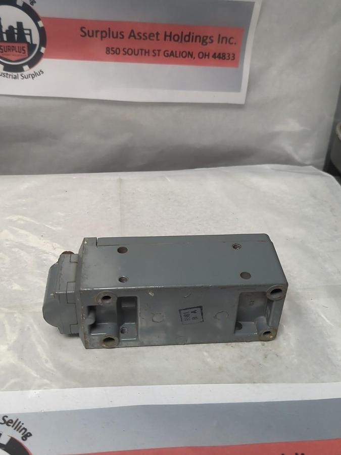 Used SQUARE D,BR61B2,LIMIT SWITCH 120-600VAC PRE-OWNED