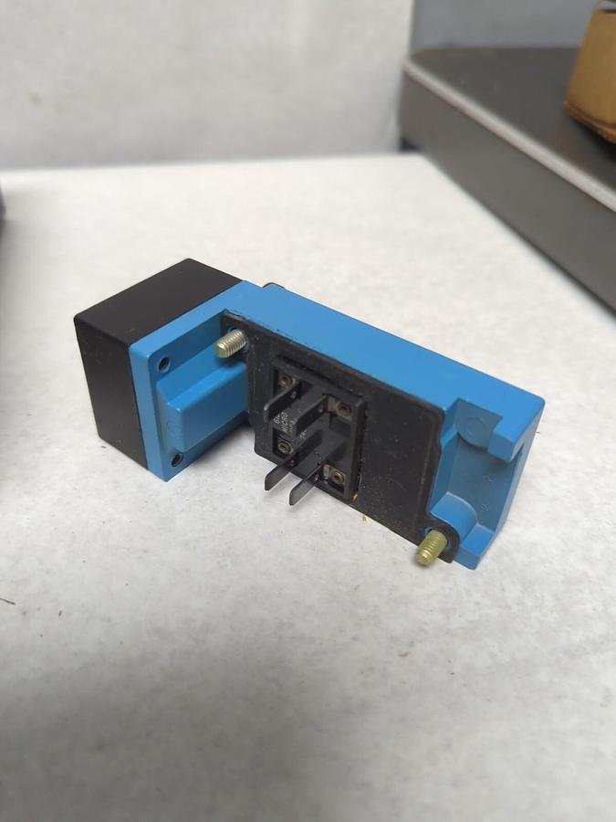 MICRO SWITCH,LSZ7R1A,LIMIT SWITCH 10 AMP 600 VAC NOS