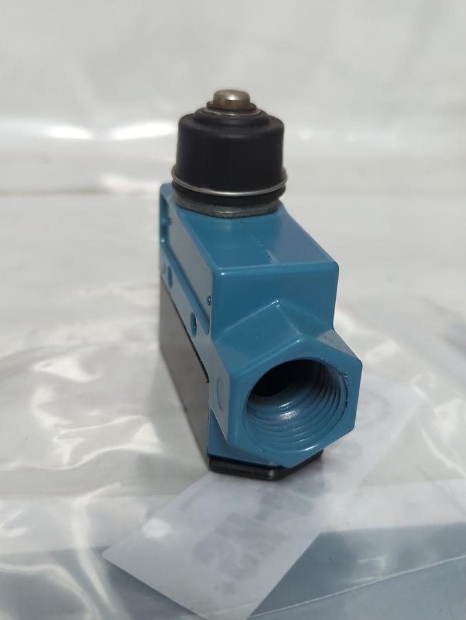 HONEYWELL,BZE6-2RN,MICRO SWITCH 15 AMP NOS