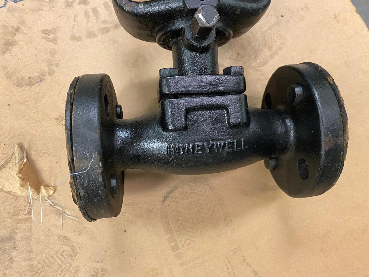 Used Honeywell,859104-1020-1A1-PDE-006,1-1/4 inch Actuator Valve REGULATOR 250