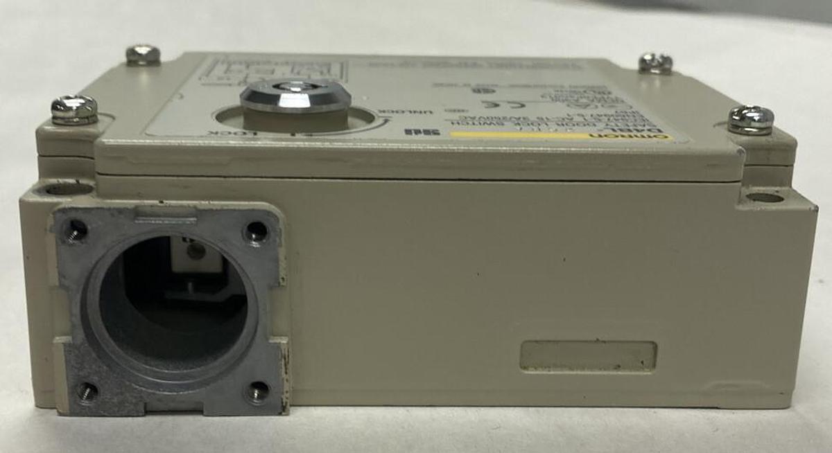Used Omron,D4BL-2CRA,Safety Door Lock Switch 3A 250V NO MOUNTING HEAD