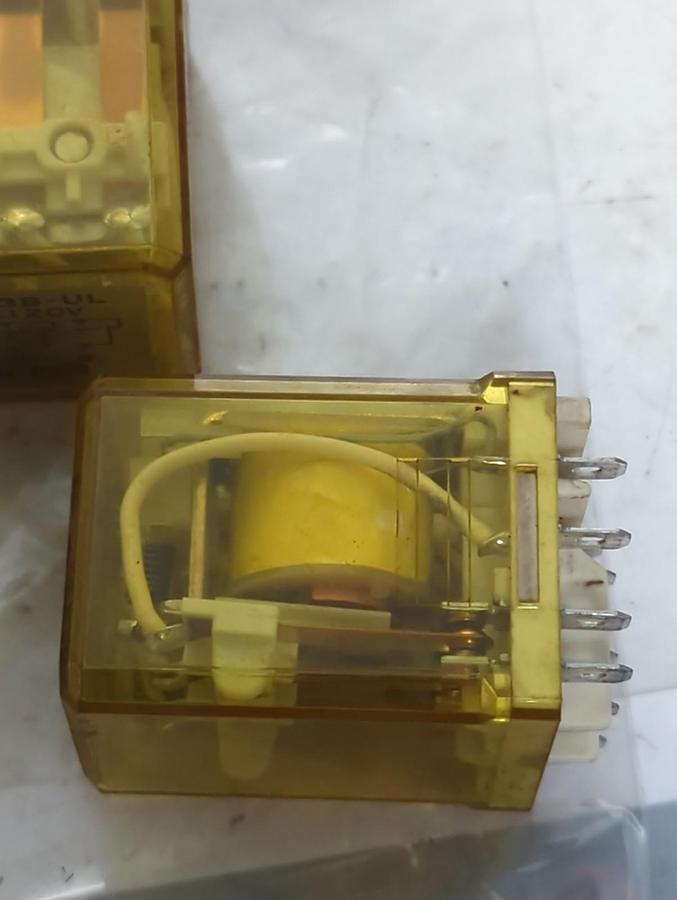 Used IDEC,RR3B-UL,RELAY 10 AMP LOT OF 4 PRE-OWNED
