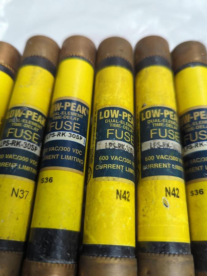 Used COOPER BUSSMANN,LPS-RK-30SP,LOW-PEAK 30 AMP FUSE LOT OF 6 PRE-OWNED