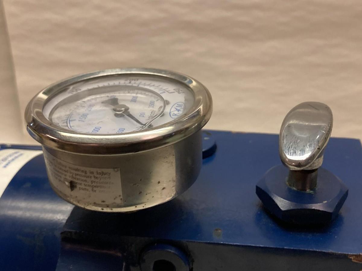 Used Bijur Delimon,DA4101AC,Manual Pump 1/4 NPT 2.4L DL