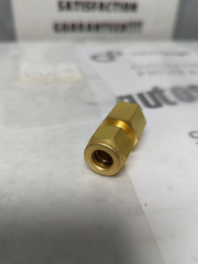 SWAGELOK,B-600-7-4,3/8TX1/4FNPT FEMALE CONNECTOR NOS