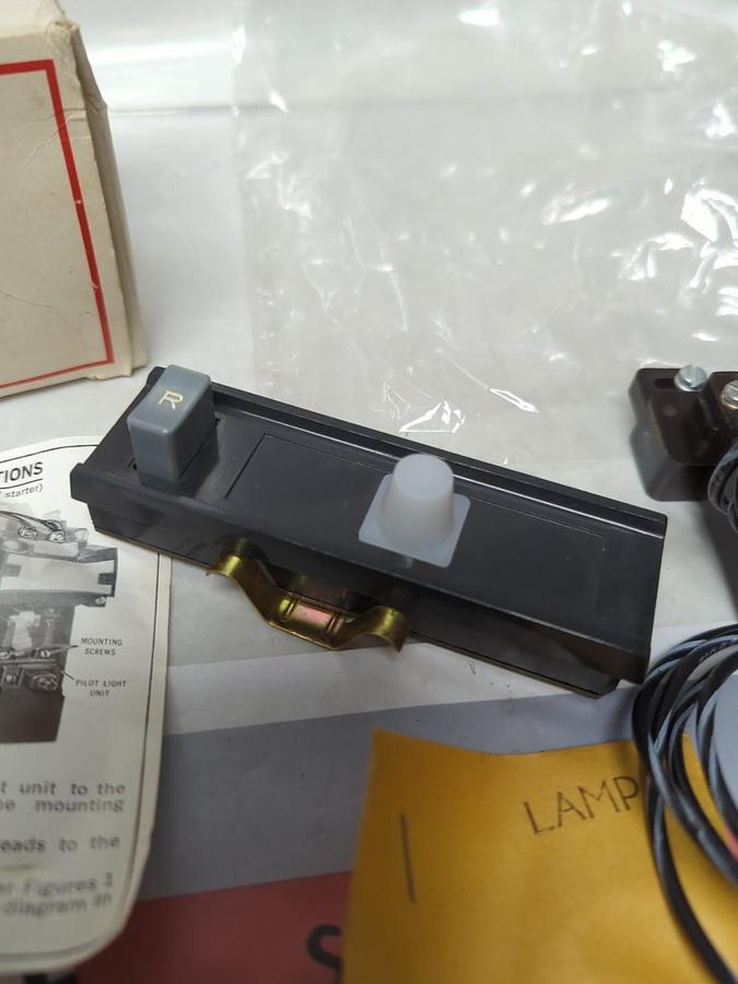 CUTLER-HAMMER,C400KG4C,COVER CONTROL KIT NOSKIT PILOT LIGHT 480V 60HZ NOS