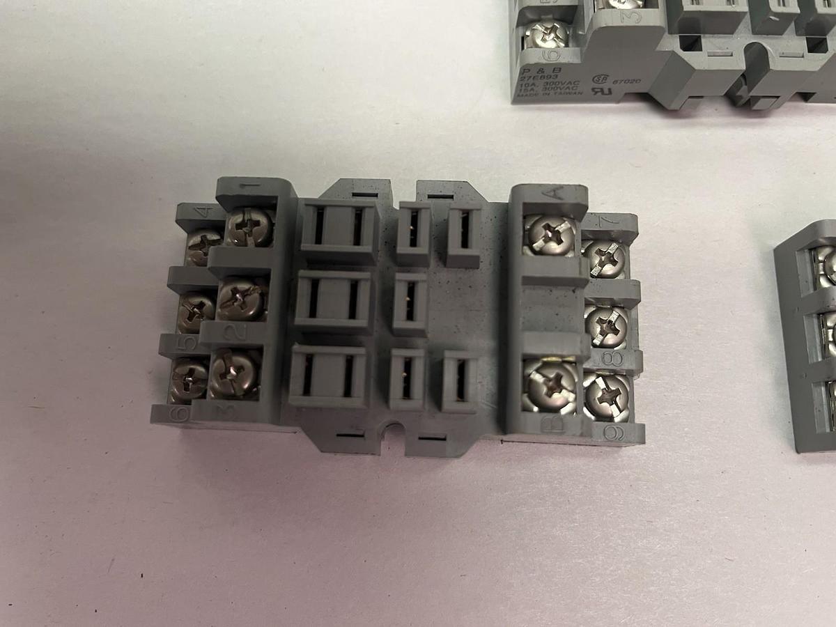 iDEC,SR38-05,RELAY SOCKET 15A 300V QTY 2 & ONE P&B 27E893 15A RELAY SOCKET