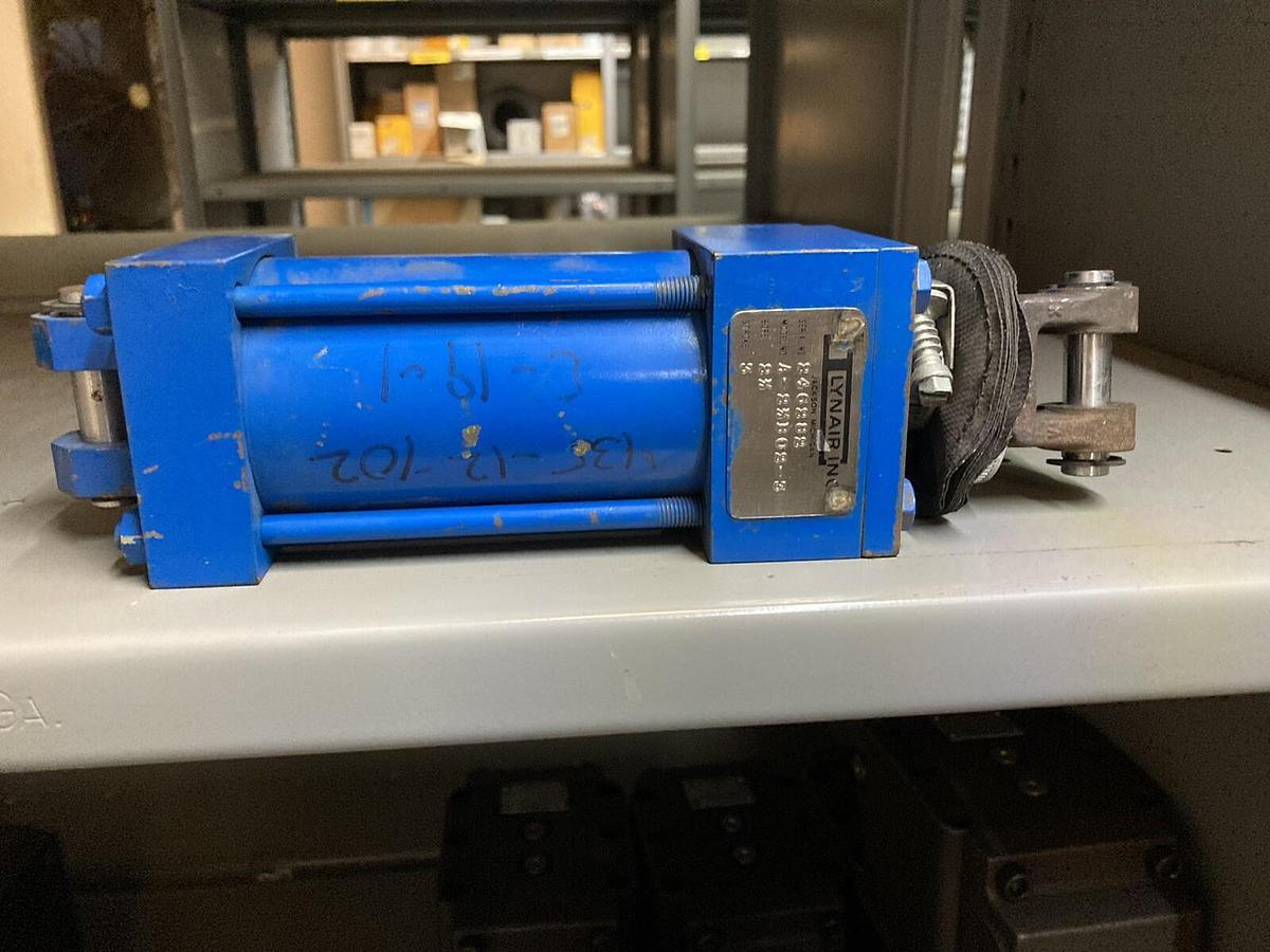 Used Lynair,A-2-1/4B02-3,Pneumatic Cylinder Bore 2 1/4 Stroke 3