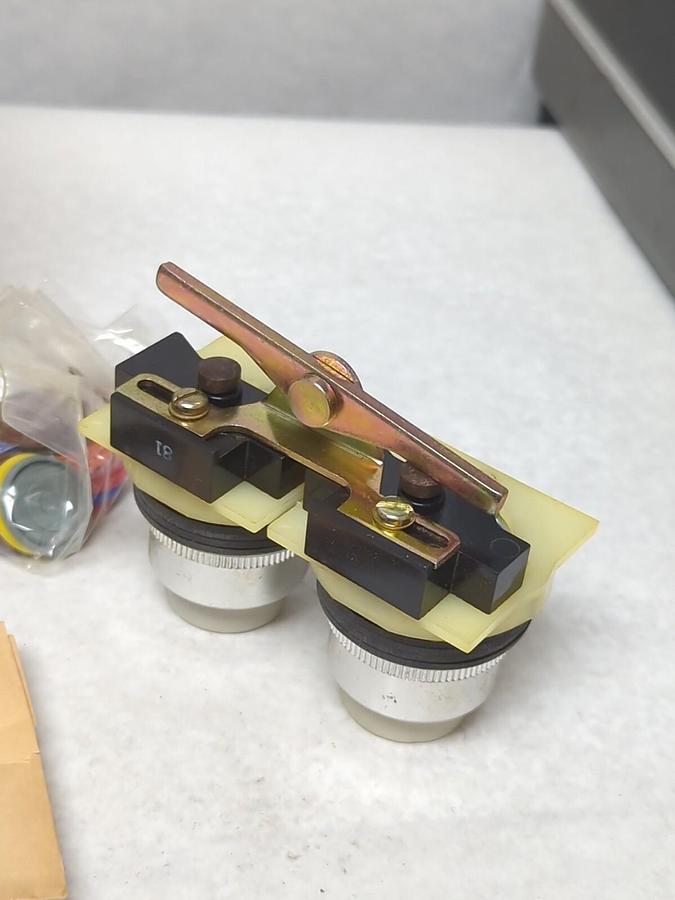 SQUARE D,00890,CLASS 9001 KR-11U INTERLOCK PUSH-BUTTON 2 MAINTAINED OPERATORS