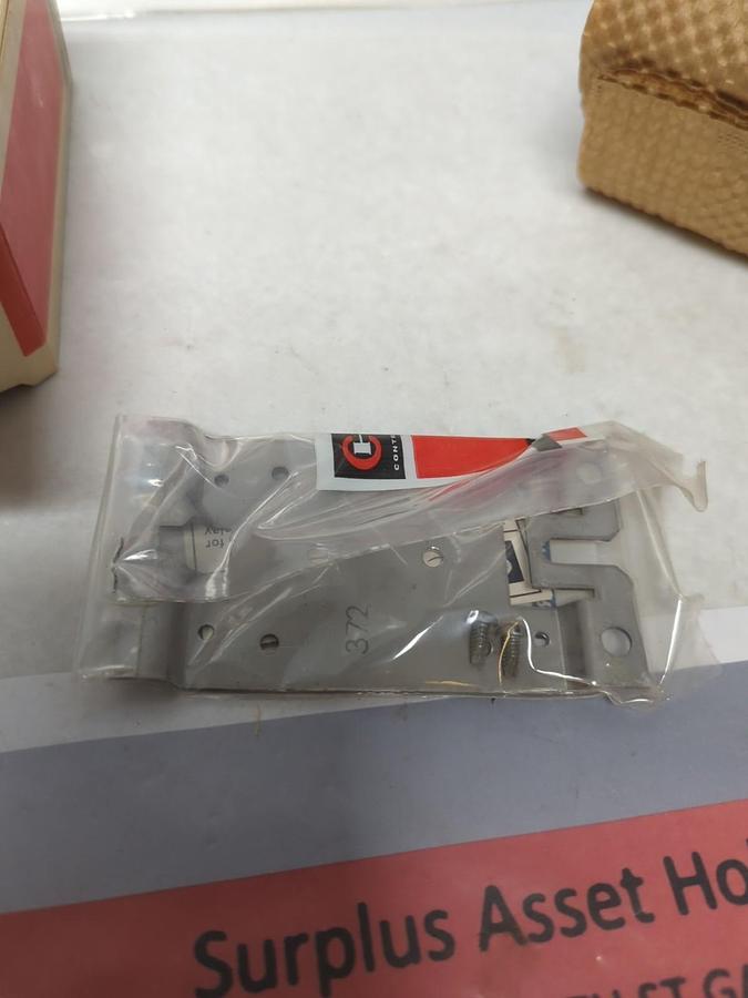 CUTLER-HAMMER,D87KM2,MOUNTING PLATE FOR PANEL OR CHANNEL MTG D8 TIMER NOS