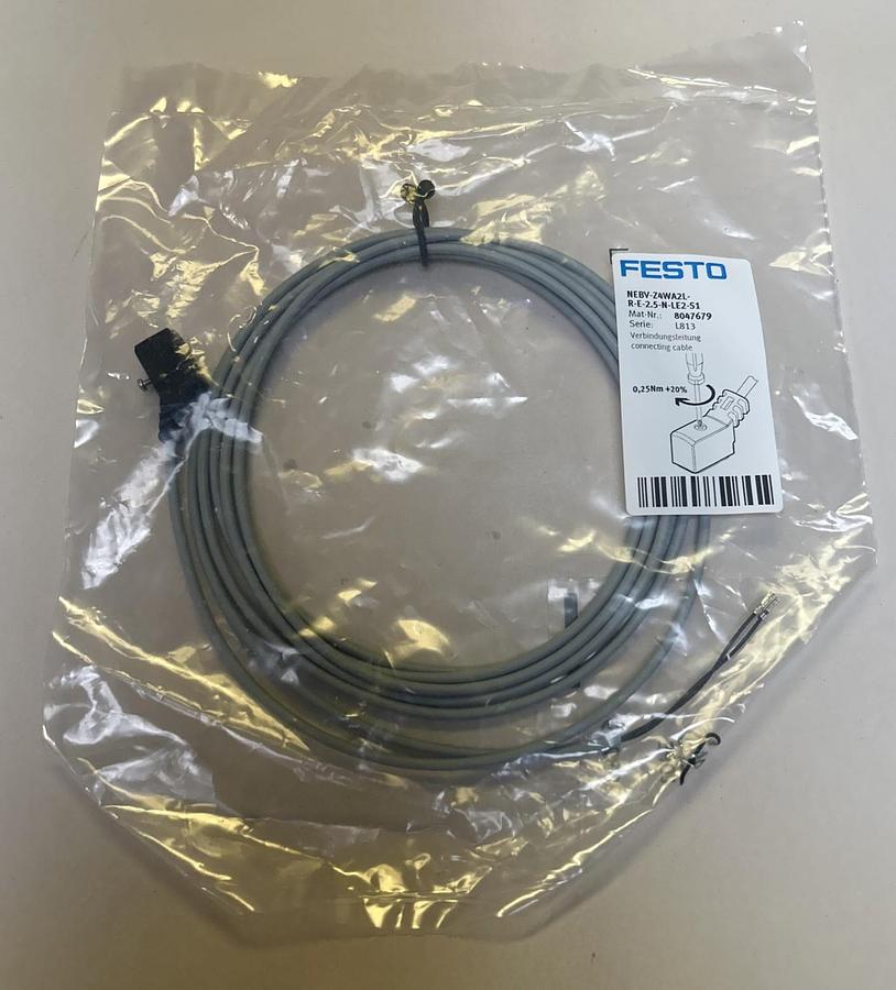 Used FESTO,NEBV-Z4WA2L-R-E-2.5-N-LE2-S1,CONNECTING CABLE NEW