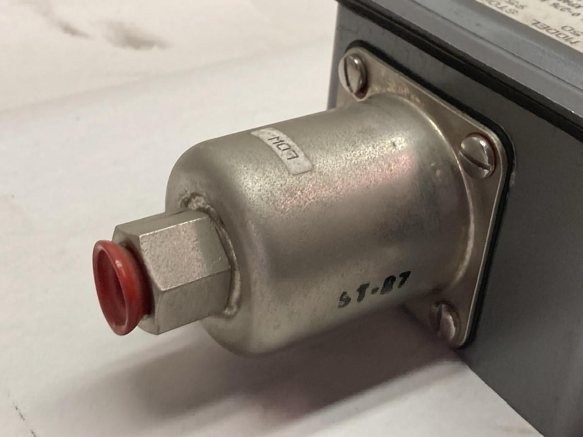 Used United Electric,Model 150,Pressure Switch Type J21K 0-40 PSID 15A