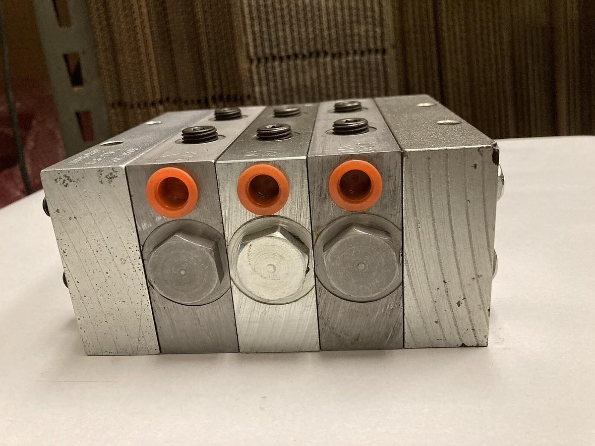 Used Graco,MXD06-125T MXE07-100T MXC07-100T, Divider Valve 3074509