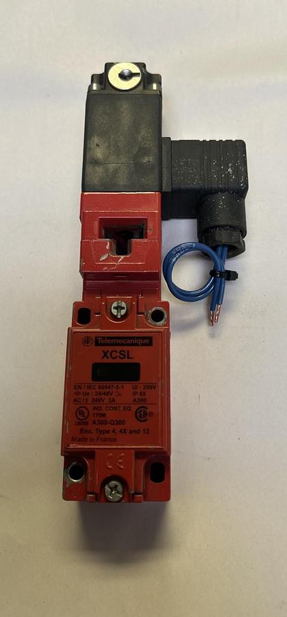 Used TELEMECANIQUE,XCSL761B3,INTERLOCK LIMIT SWITCH