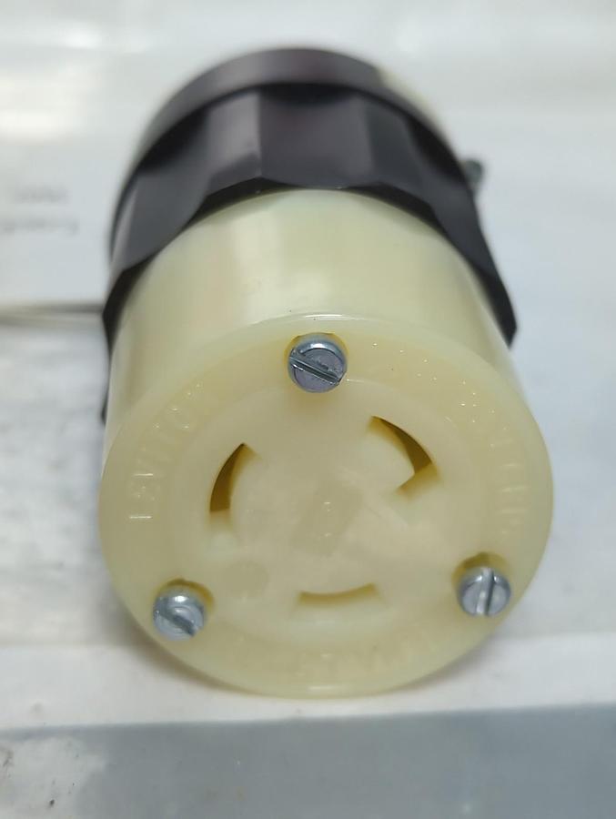 LEVITON,2313,NYLON LOCKING CONNECTOR 125V 20A 2P 3W NOS