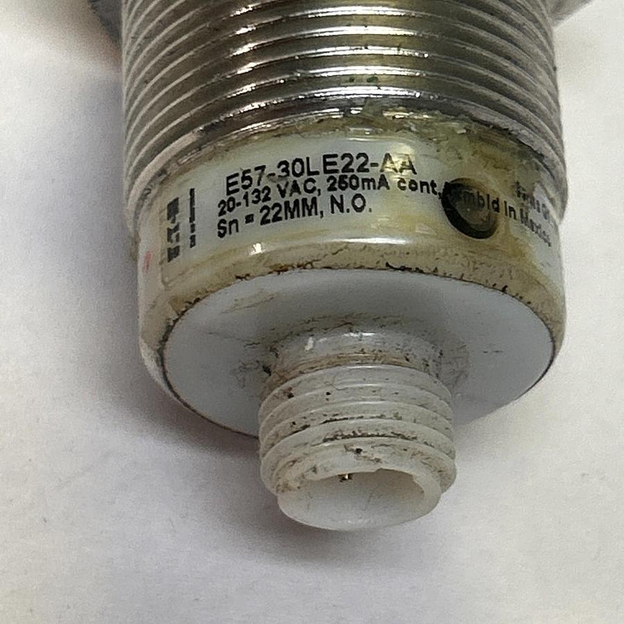 Used EATON,E57-30LE22-AA,INDUCTIVE PROXIMITY SENSOR