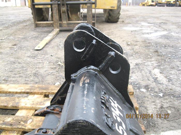 Used 24" GP BUCKET WITH 4 BO:T-OM SHANKS/TEETH, 30mm PIN SIZE, 4 3/4" FACE SPREAD,...