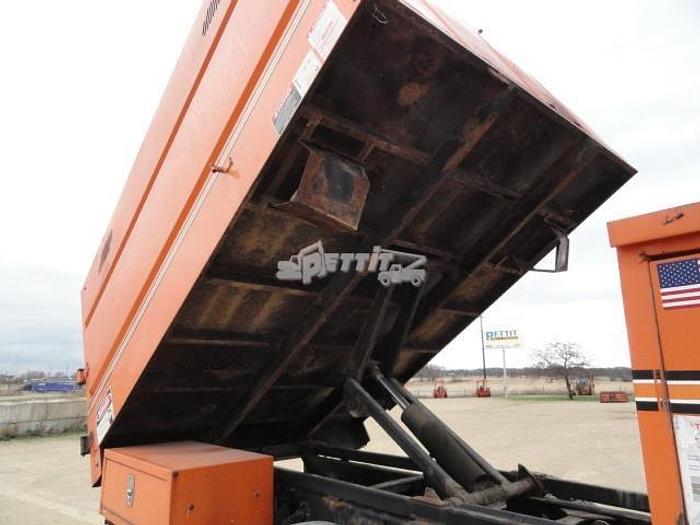Used 2011 FREIGHTLINER BUSINESS CLASS M2 106