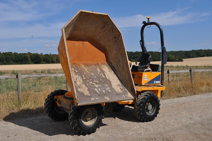 Used 2015 THWAITES 3 TONNE SWIVEL